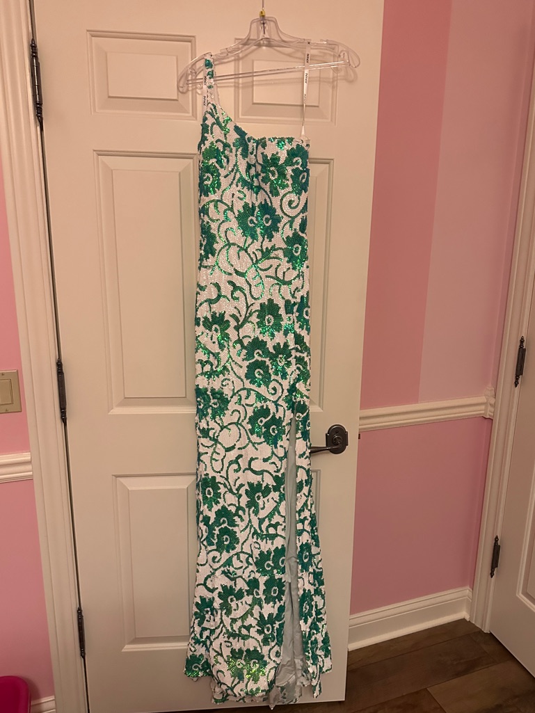 Jovani Green Size 6, Runs Small. Perfect Condition, Worn Once.